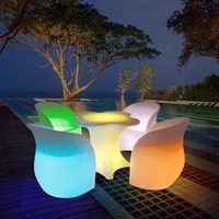 Meubles de bar lumineux, table et chaises LED illuminées, mobilier LED pour discothèque en plein air, table pour événements en plein air dans le jardin