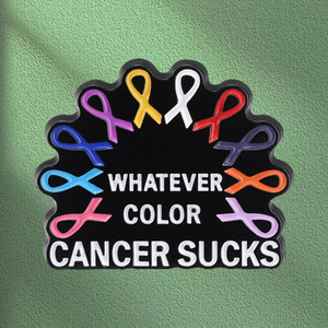 Spilla in metallo smaltato personalizzata, Fabbrica professionale con oltre 20 anni di esperienza, Distintivo personalizzato a forma di nastro per la consapevolezza sul cancro con la scritta "Quanto che tu abbia il cancro, lo odi" - Product Image 1