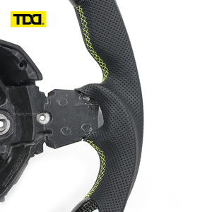 Volant de course en fibre de carbone TDD adapté aux modèles à 3 branches, noir avec surpiqûres vertes - Product Image 4