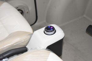 Voiture de mobilité fermée à espace plus large avec chauffage et climatisation - Product Image 4