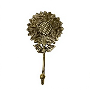 El Más Vendido en Indonesia: Gancho de Pared Decorativo de Metal con Forma de Flor de Girasol Dorado, para Colgar Abrigos en la Cocina - Product Image 1