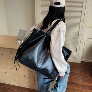 Sacs à main pour femmes de grande capacité, sacs à main simples de couleur noire, sacs à main en cuir PU imperméables - Product Image 1