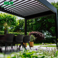 Pergola motorisée de luxe en aluminium bioclimatique avec éclairage LED, toit à lamelles et portes coulissantes en verre, pergola de patio