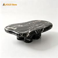 Table basse irrégulière en marbre Nero Marquina de luxe. Pieds cylindriques sculpturaux modernes, écologiques et polis, gris, pour chambre à coucher