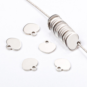 Pendentif en forme de coeur <span class=keywords><strong>pour</strong></span> femmes Bracelet et collier étiquettes en acier inoxydable accessoires en forme d'<span class=keywords><strong>amour</strong></span> <span class=keywords><strong>pour</strong></span> la fabrication de bijoux à bricoler soi-même - Product Image 1