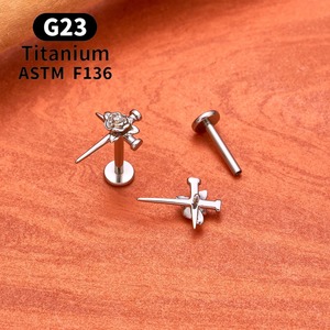 Pendiente de Cartílago de Aleación de Titanio ASTM-F-136 con Diseño de Estambres Dorados, Topacio CZ, Chapado en PVD, Rosca Interna, Cómodo de Usar, para Bodas - Product Image 1