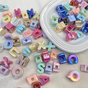 Perles de lettres arc-<span class=keywords><strong>en</strong></span>-ciel personnalisées plaquées UV à trou horizontal, perles DIY faites à la main, perles <span class=keywords><strong>en</strong></span> <span class=keywords><strong>vrac</strong></span>, accessoires pour téléphones portables - Product Image 4