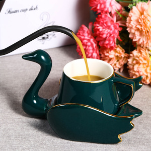 Ensemble tasse à café et soucoupe en céramique avec bordure dorée style nordique, motif cygne - Product Image 6