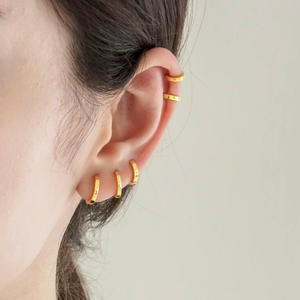 Piccoli orecchini a cerchio in rame placcato oro Micro per donne impilatori geometrici per serate e feste - Product Image 4