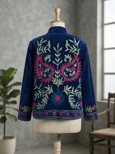 เสื้อแจ็คเก็ตบอมเบอร์ผ้ากำมะหยี่สีน้ำเงินปักลายดอกไม้สไตล์โบฮีเมียนสำหรับฤดูใบไม้ร่วงและฤดูหนาว แขนยาว กันลม ระบายอากาศได้ดี ซับในผ้าฝ้าย - Product Image 6