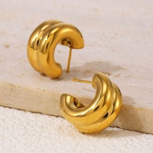 ต่างหูรูปทรง CC สีทองเงินแบบวงแหวนคู่ เชื่อมต่อกัน ทำจากสแตนเลสสตีล ชุบ PVD สำหรับผู้หญิง - Product Image 4