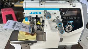 Máquina Remalladora Overlock de Alta Velocidad Jack C7, Totalmente Automática, Nueva, de Cuatro y Cinco Hilos, Industrial y Doméstica, Computarizada, con Motor Metálico - Product Image 2