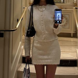 Ensemble jupe et cardigan en maille côtelée unie pour femme, col rond, manches longues, col tricoté côtelé profond, fermeture boutonnée sur le devant - Product Image 2