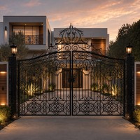 Portail d'entrée en fer forgé artisanal de luxe LINCAI |   Portail de propriété victorien à col de cygne arqué avec piliers de lanterne intégrés