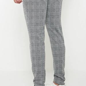 กางเกงขายส่งแฟชั่นใหม่สำหรับผู้ชาย ผ้าโพลีเอสเตอร์ ทรงซิป สีเทาเข้ม ลายสก็อต พร้อมเข็มขัดแบบหัวเข็มขัดในตัว - Product Image 5