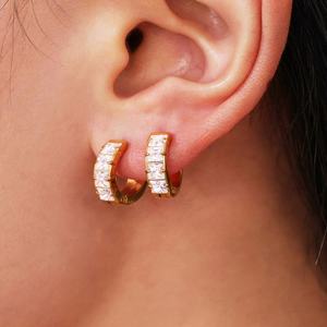 Boucles d'oreilles créoles en acier inoxydable plaqué or véritable 18 carats de style européen et américain, avec rangée de diamants, forme de fleur tendance, zircon, luxe léger et élégant - Product Image 3