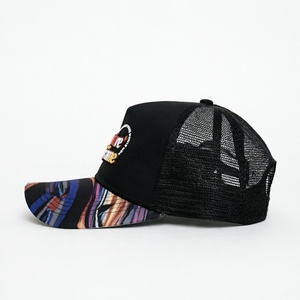 Gorra Trucker Negra Personalizada con Malla Trasera, Visera con Estampado Colorido y Bordado Degradado para un Estilo Urbano Informal - Product Image 3