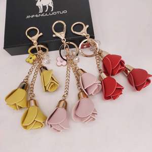 Porte-clés en cuir PU avec 3 roses, pendentif pour femme, breloque de sac à fleurs avec pompon, idéal pour les cadeaux - Product Image 4