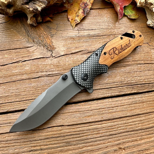 Coltello Tascabile con Manico in Legno e Incisione di Pesce/Squalo, Coltello Pieghevole Incidibile, Regalo di Natale <span class=keywords><strong>per</strong></span> la <span class=keywords><strong>Cucina</strong></span>, Disponibile negli USA - Product Image 3