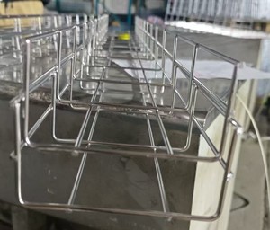 Cesta de malla metálica ligera, moderna y duradera para gestión de cables bajo el escritorio, con estructura de marco abierto y abrazadera. - Product Image 4