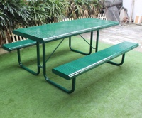 Table de pique-nique en acier pour usage commercial en extérieur avec deux bancs et trou pour parasol sur le plateau