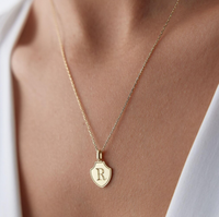 Collier avec pendentif en forme de bouclier personnalisé Jietao, gravure de lettre, plaqué or PVD, acier inoxydable, bijoux pour femmes, anti-ternissement