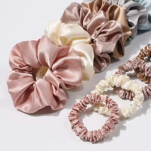Vente en gros d'élastiques à cheveux en satin de soie de couleur unie avec logo personnalisé, accessoires pour femmes, élastiques à cheveux OEM - Product Image 3