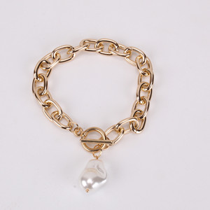 Bracelet de perles avec chaîne en or et pendentif en perle baroque, bijoux pour femmes à porter au quotidien - Product Image 4