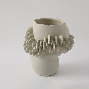 Vaso in Ceramica Bianca Texturizzata, Artigianato Artistico, Smaltatura Opaca, Impermeabile, Unico Portafiori Decorativo a Forma di Disco - Product Image 3