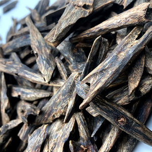 Fourniture en gros <span class=keywords><strong>de</strong></span> <span class=keywords><strong>copeaux</strong></span> d'encens aromatique Oud naturel <span class=keywords><strong>de</strong></span> qualité supérieure, feuilles <span class=keywords><strong>de</strong></span> <span class=keywords><strong>bois</strong></span> d'agar pur pour des solutions <span class=keywords><strong>de</strong></span> parfum <span class=keywords><strong>de</strong></span> maison spécialisées - Product Image 1