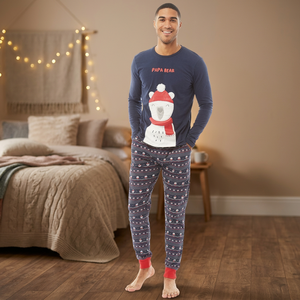 Conjunto de Pijama de Franela de Manga Larga para Hombre, con Logotipo Personalizado, Diseño de Oso Impreso en la Parte Delantera, Serigrafía ODM, Corte Casual, Detalles en los Puños Rojos - Product Image 1