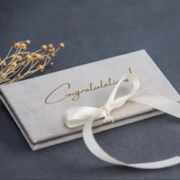 Ensemble de pochettes élégantes en velours pour cartes de mariage avec calligraphie dorée, ruban en satin et design personnalisé pour toute célébration