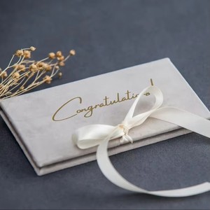 Elegante Juego de Sobres para Tarjetas de Boda de Terciopelo con Caligrafía en Lámina Dorada, Cinta de Satén y Diseño Personalizado para Cualquier Celebración - Product Image 1