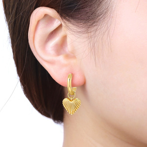 Nouvelles boucles d'oreilles minimalistes en laiton blanc avec motif cœur doré, élégantes boucles d'oreilles pour femmes. - Product Image 5
