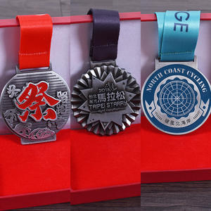 Medalla personalizada de metal fundido esmerilado mate oro plata bronce con caja roja - Product Image 3