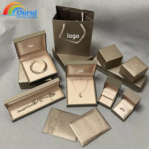 กล่องใส่เครื่องประดับ PU แบบหรูหรา พร้อมโลโก้สั่งทำ ฝาเปิดแบบพลิก สำหรับแหวน สร้อยคอ กำไลข้อมือ บรรจุภัณฑ์กล่องของขวัญ พร้อมถุงกระดาษ - Product Image 6