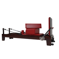 Reformer de Pilates Profesional de Madera de Roble Teñido en Color Nogal con Cuero Borgoña para Gimnasio y Estudio