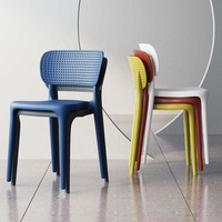 Chaise de salle à manger empilable en plastique PP de style nordique, design minimaliste pour la maison, les patios extérieurs, les restaurants et les mariages