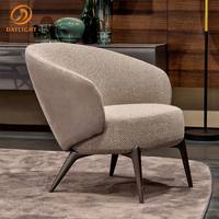 Fauteuil lounge asymétrique moderne en tissus mélangés, fauteuil sculptural beige avec dossier extérieur lisse, mobilier d'appoint de luxe