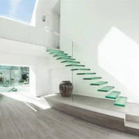 Escalier flottant moderne, escalier suspendu en verre, escalier à marches en verre, escalier intérieur en métal, design d'escalier