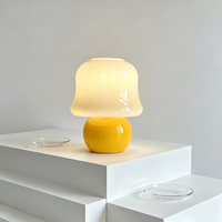Lampe de chevet en verre crème VH Nordic, abat-jour en verre de style médiéval, alimentation par piles et prise secteur