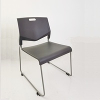 Chaises de bureau pliables en plastique empilables avec design contemporain, base en fer sans accoudoirs pour usage commercial - Vente en gros