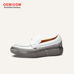 Mocasines de Lujo de Piel Genuina de Vacuno con Suela de Plataforma Chevron y Punta Esculpida, Diseño Vanguardista - Product Image 1
