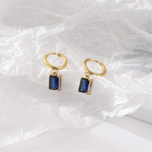 Boucles d'oreilles créoles carrées de luxe en acier inoxydable avec pierres de cristal pour femme - Product Image 3