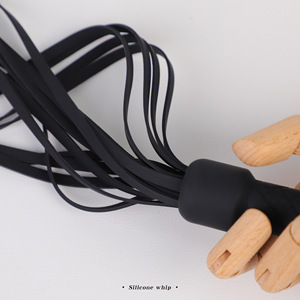 Látigo de silicona, juguete sexual de silicona para parejas, opciones de color negro, rojo, rosa y blanco. - Product Image 2