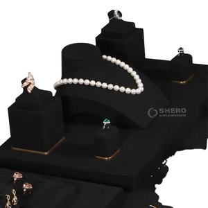 Expositor de Joyería de Lujo de Microfibra Negra con Base Metálica, Color y Logotipo Personalizables para Pulseras, Anillos y Collares de Oro - Product Image 2