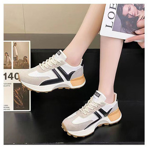 Baskets plateforme épaisses pour femme, style jogger rétro années 70, avec empiècements décoratifs à double bande latérale en <span class=keywords><strong>V</strong></span> de couleur assortie - Product Image 3