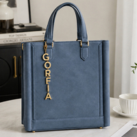 Sac à main fourre-tout structuré en cuir PU pour femme, grande capacité, avec poignée supérieure et bandoulière, orné d'une breloque lettre métallique, OEM ODM