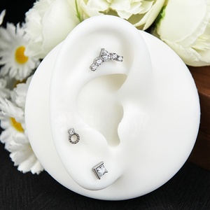 Clous <span class=keywords><strong>de</strong></span> piercing <span class=keywords><strong>en</strong></span> titane F136 G23, motif géométrique cube <span class=keywords><strong>de</strong></span> <span class=keywords><strong>sucre</strong></span>, zircon 5A, filetage interne, pour cartilage et lèvre, vente <span class=keywords><strong>en</strong></span> gros - Product Image 4