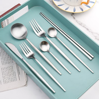 Dingyong OEM/ODM Coffret Cadeau Exquis Ensemble de Couverts en Acier Inoxydable Finition Mate Comprend Couteau à Gâteau de Lune Fourchette à Steak Cuillère à Café